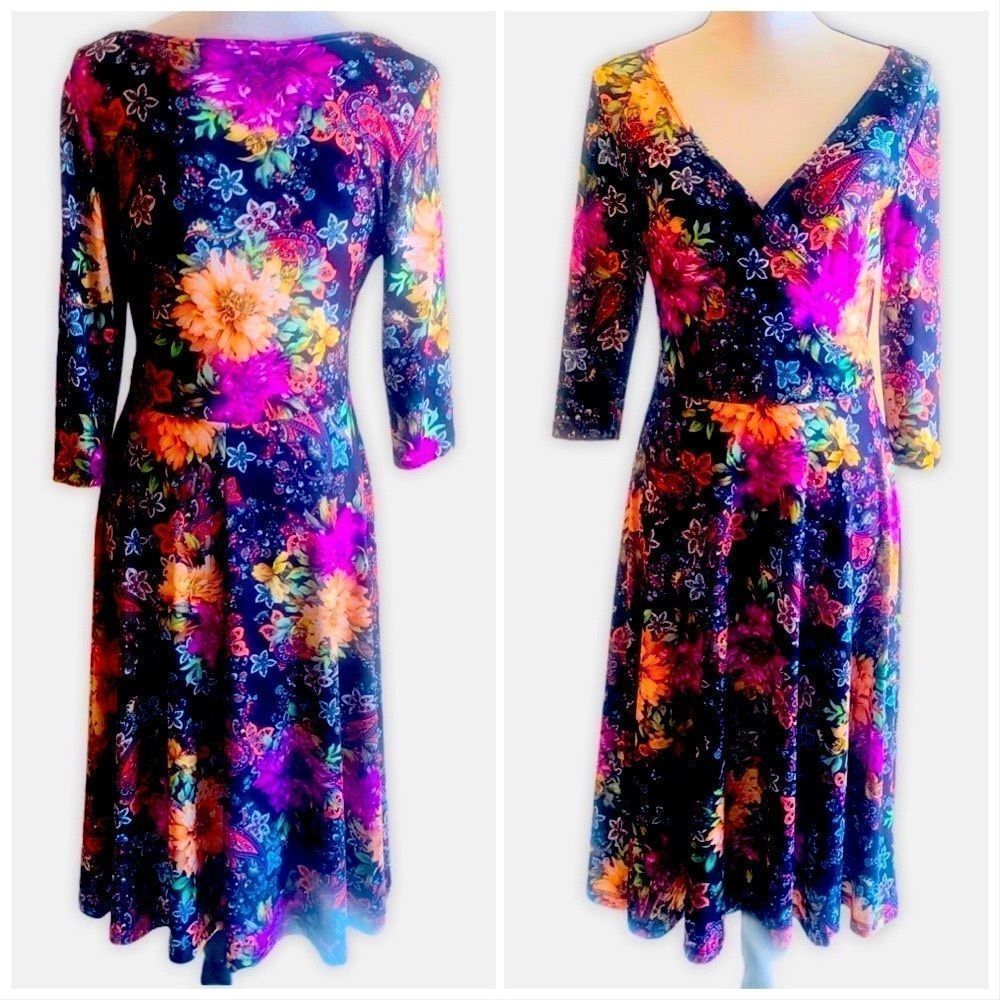 NWOT! GORGEOUS FLORAL LBISSE FIT & FLARE V NECK